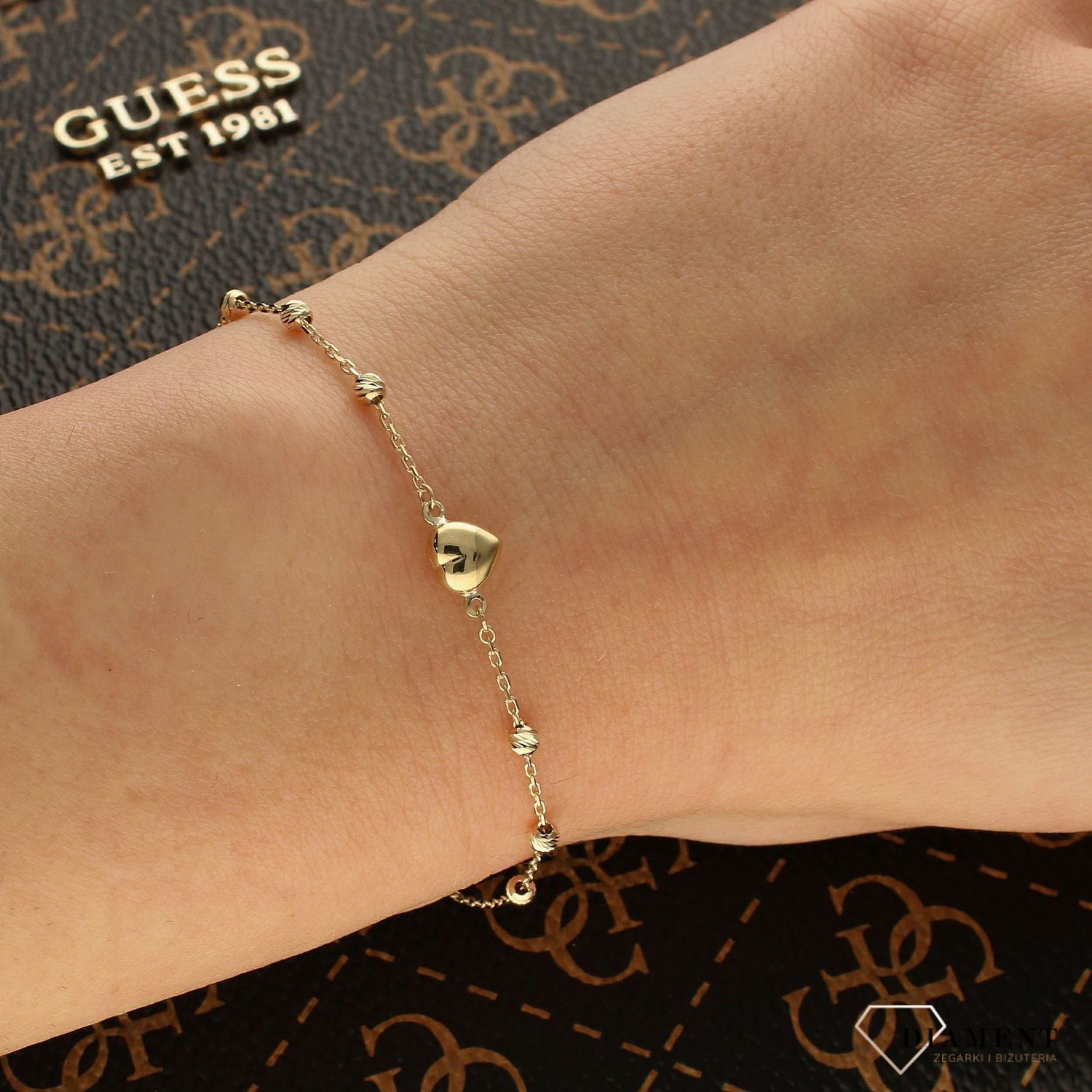 Złota bransoletka celebrytka z serduszkiem i grawerowanymi kuleczkami BR 3844.jpg